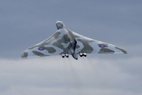 华体会官网-巴尔：全黑队中场“调度员”，精准传球打破僵局