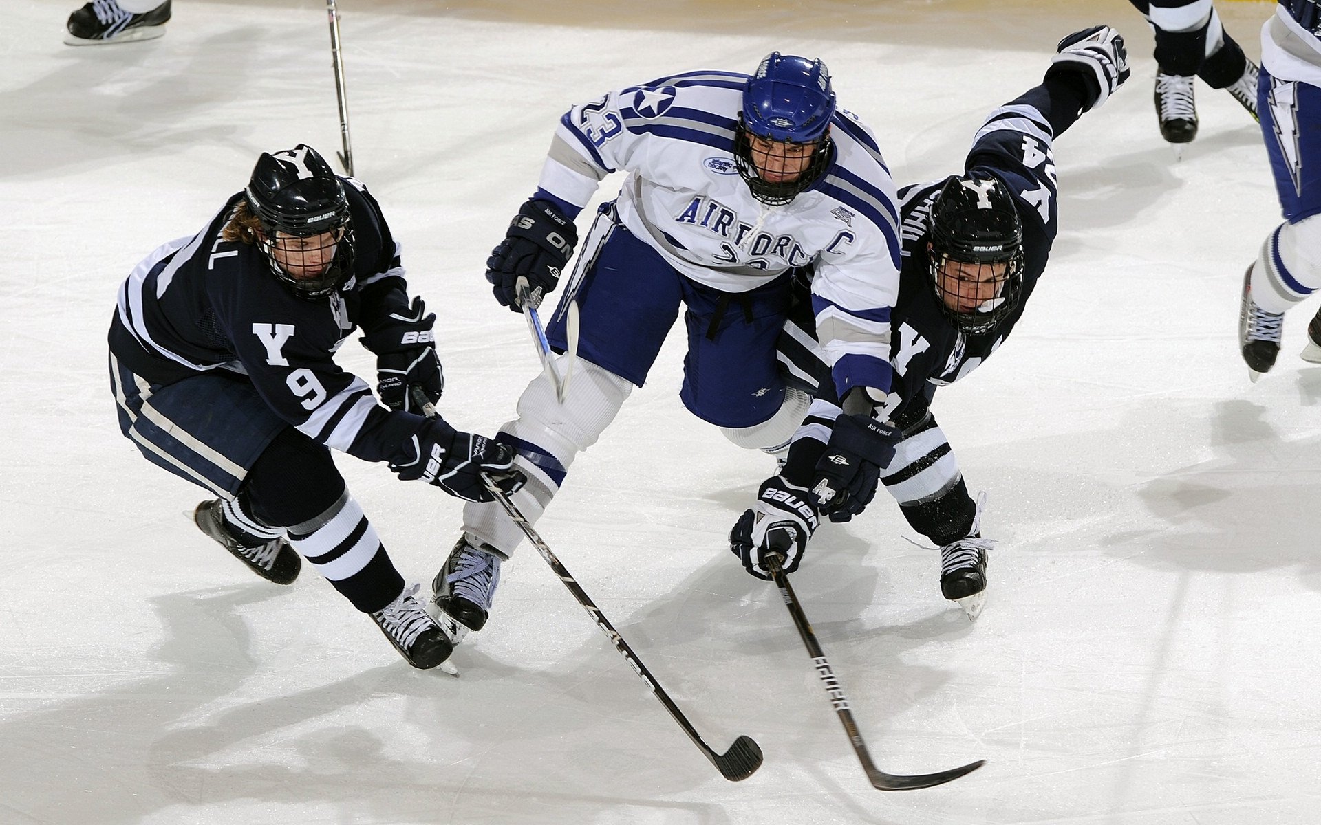 中国篮球比赛中半场防守策略与对手进攻习惯适应，篮球半场防守能出三分线吗